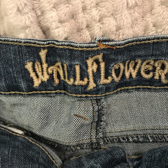 Wallflower Jean shorts - Picture 2 of 4